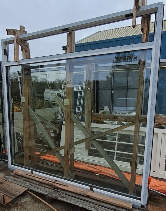 ULKm 40 Nieuw: bxh 2625x2465, kunststof raamkozijn vast, deze week voor €350,- !