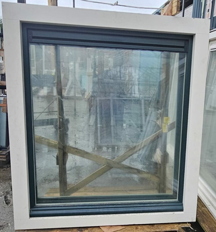 ULMM 14 Nieuw: 1 stuks  bxh 1630x1800, meranti draaikiepraam met triple glas, van €2700,- voor €1350,- per stuk