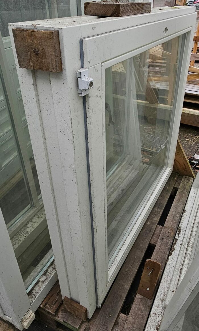 ULM 26 Nieuw: meranti raamkozijn bxh 1080x1150, van €800,- voor €400,-