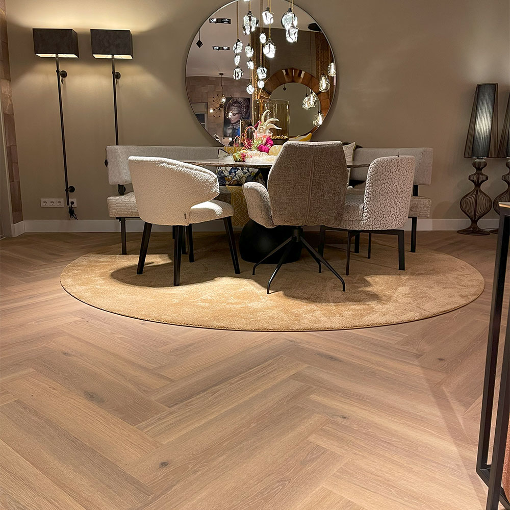 Een walvisgraatvloer in een chique interieursetting