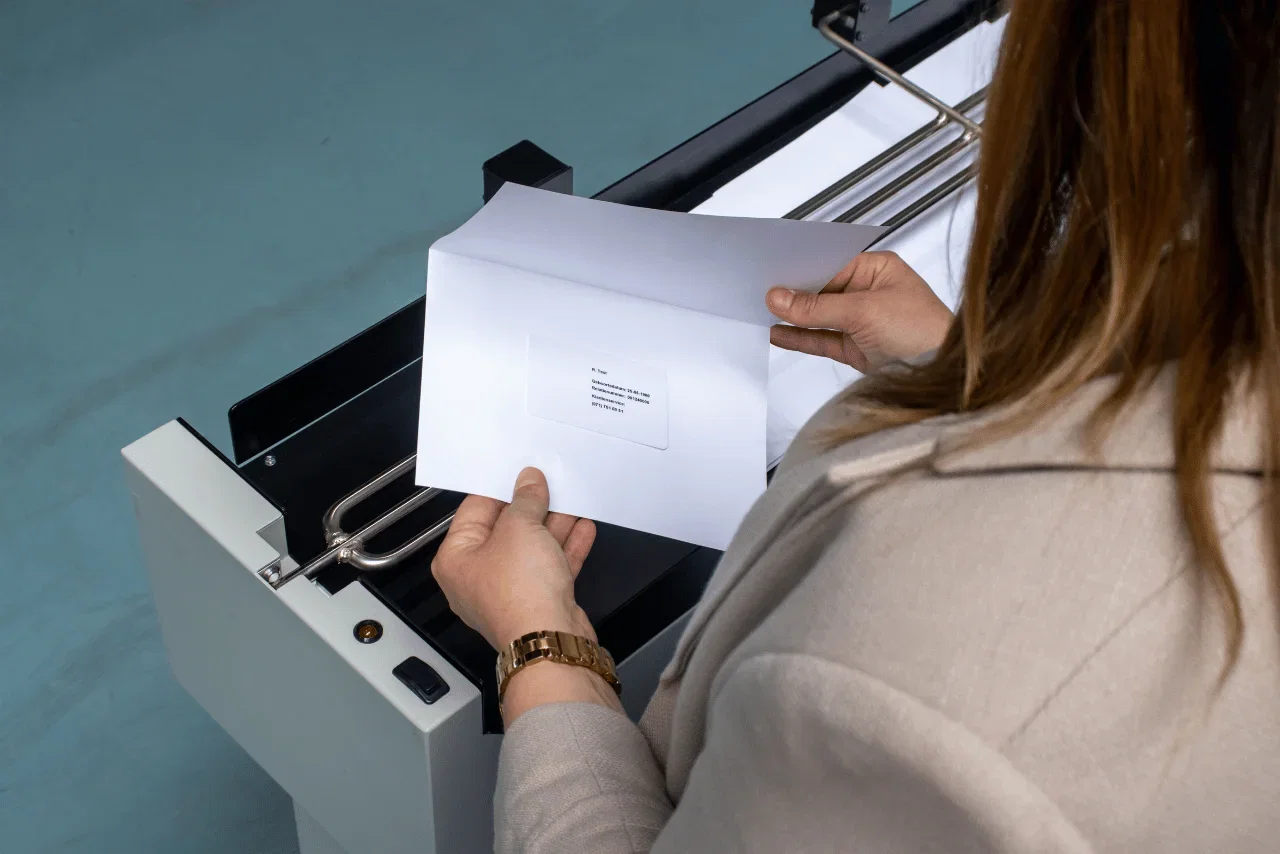 Medewerker opent post Medewerker opent post