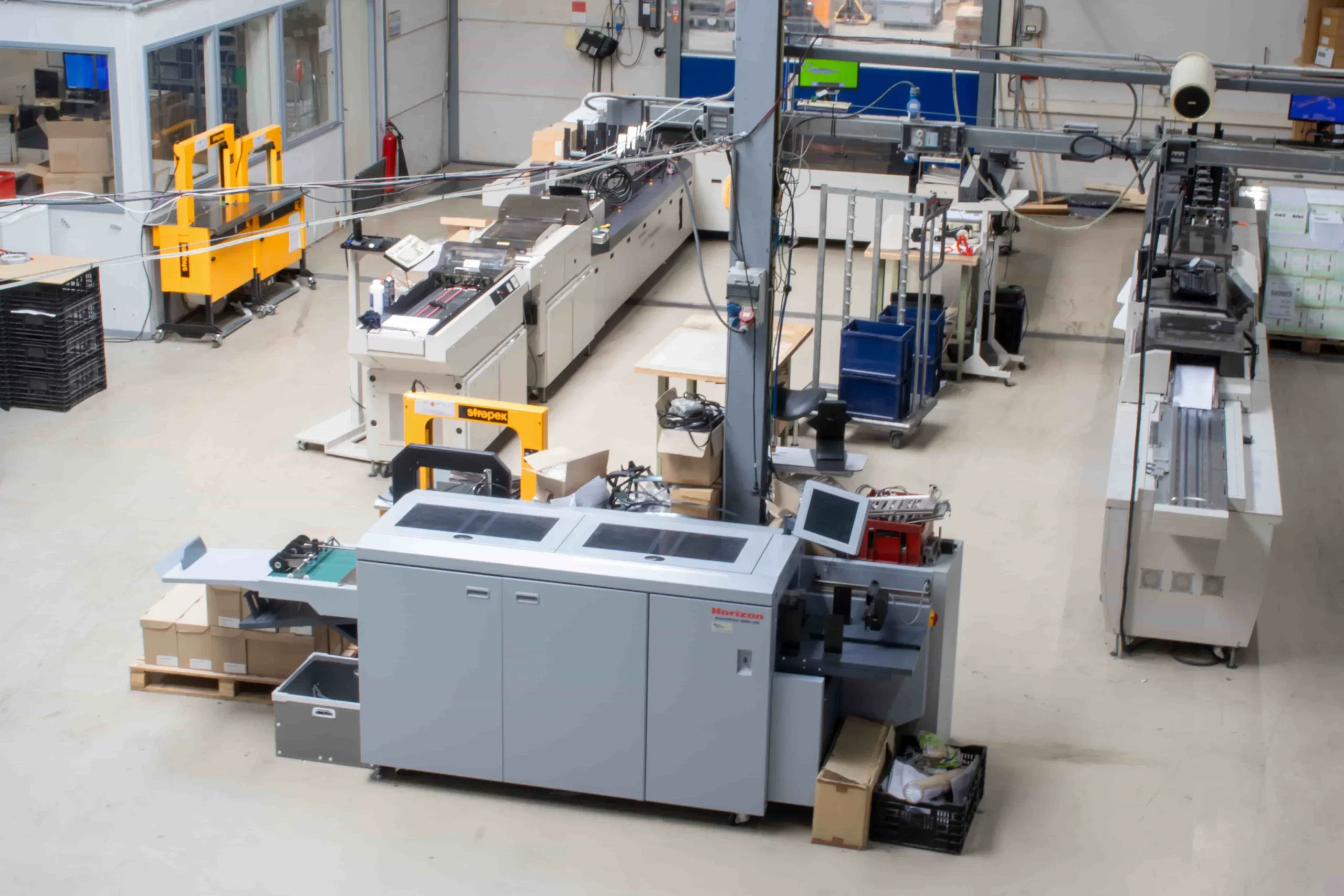 Machines bij Multi-Post van schuin bovenaf