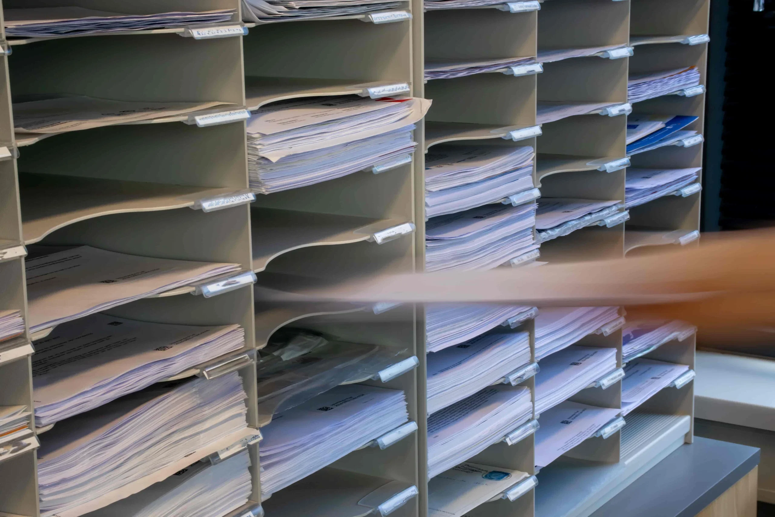 Post wordt in een postvakje gelegd