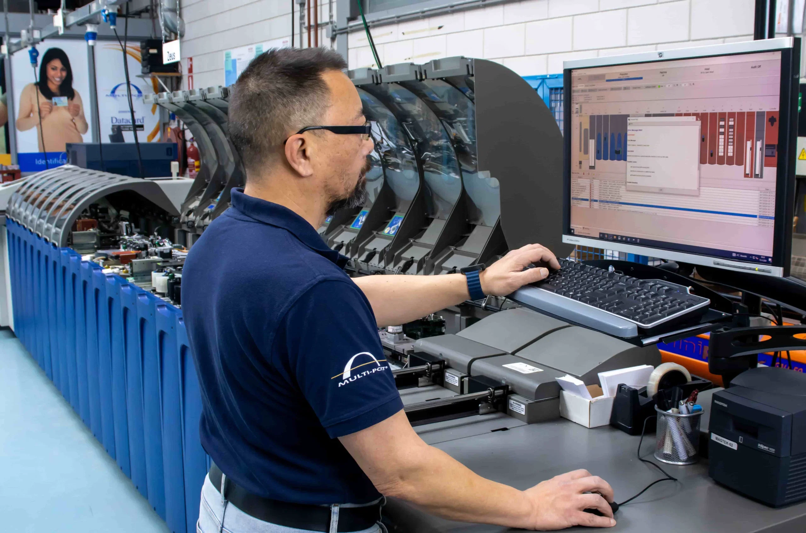 Multi-Post medewerker aan het werk achter een machine