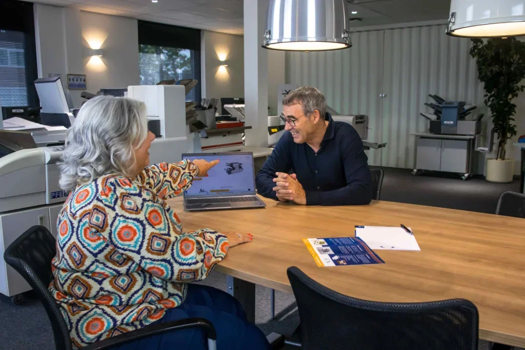 Gesprek aan tafel met een laptop