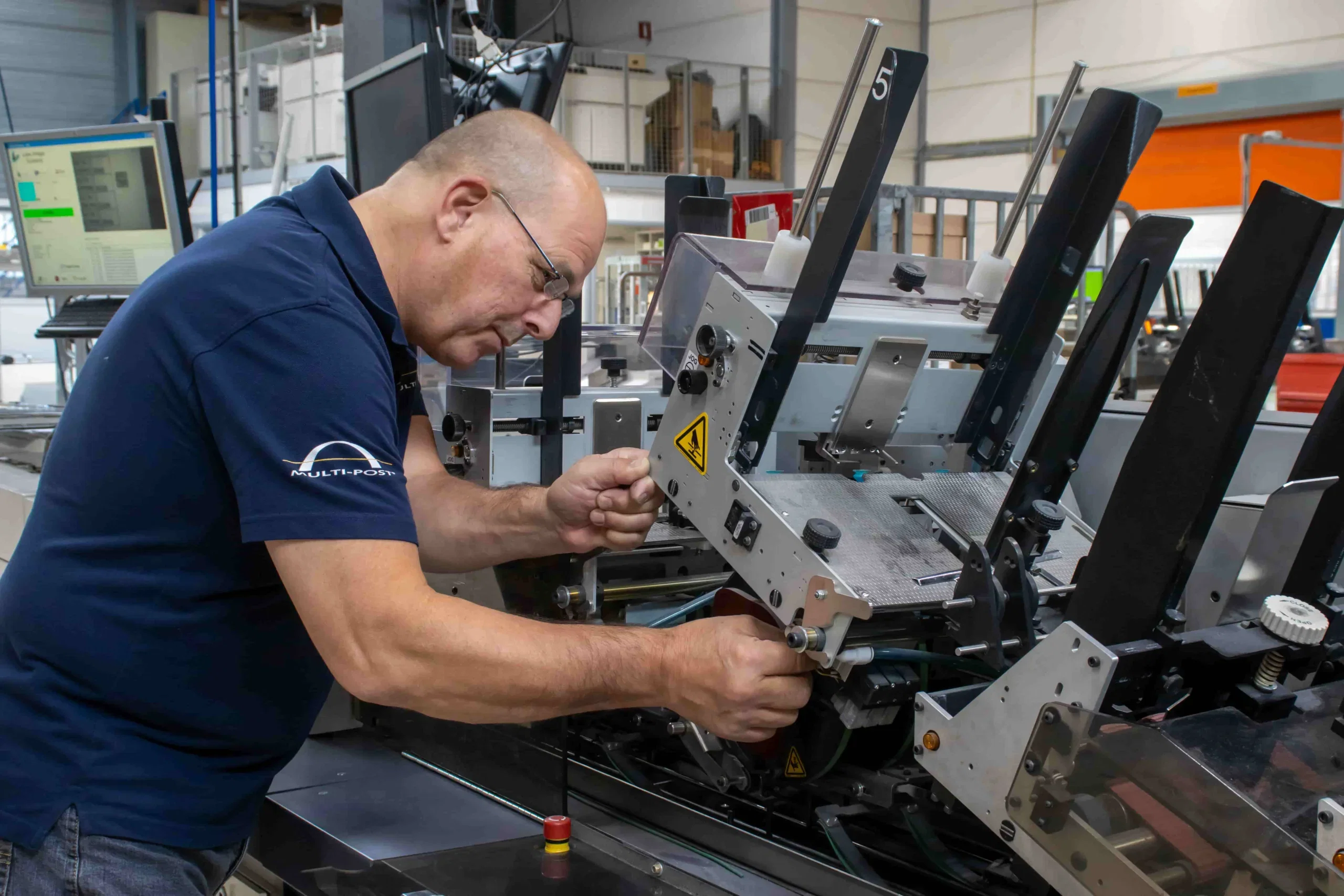 Multi-Post medewerker bij een couverteermachine
