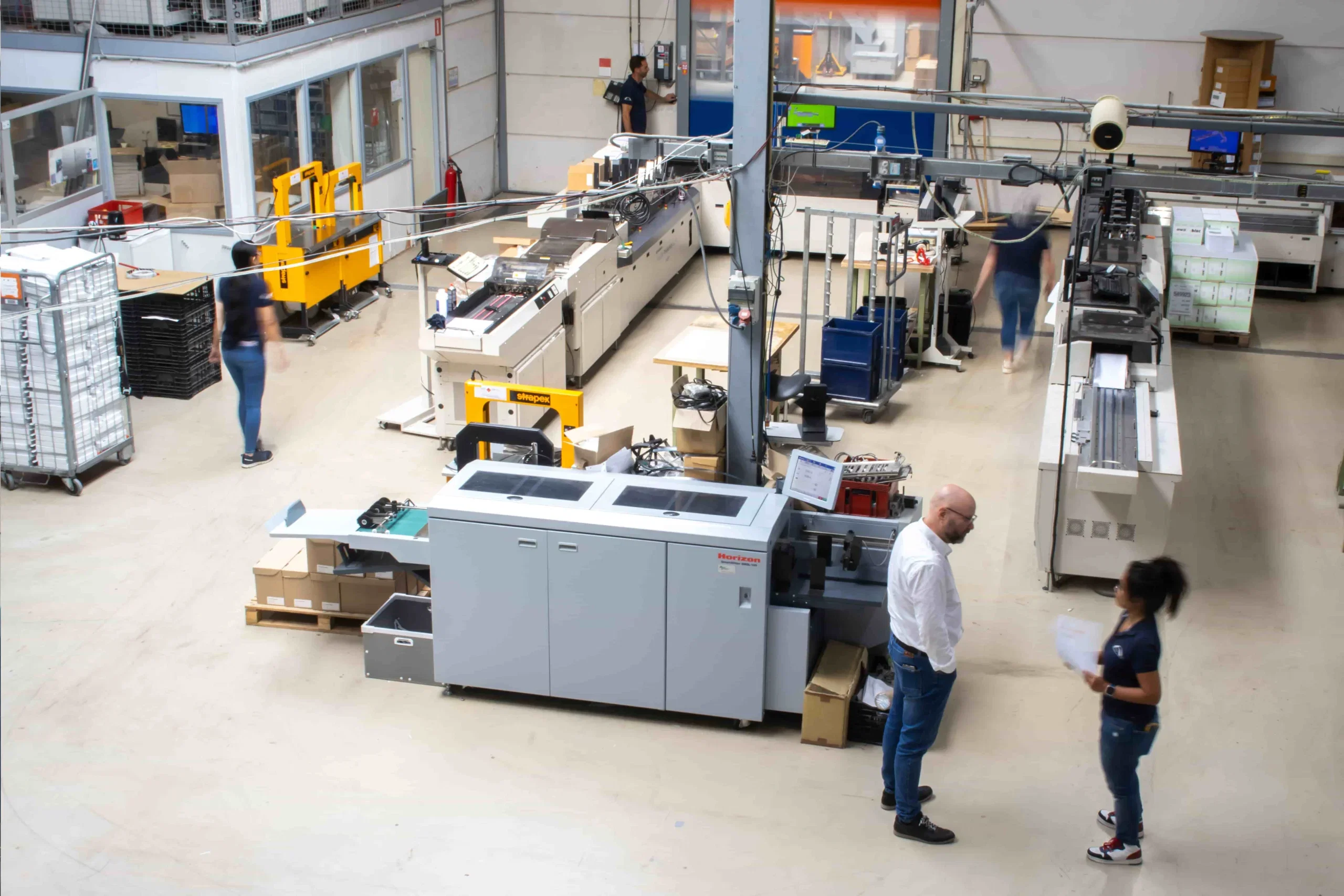 Collega's aan het werk bij machines