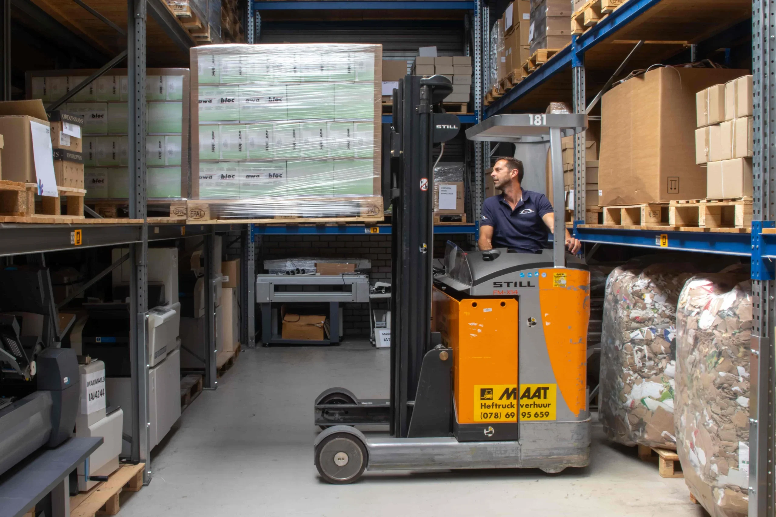 Pakket wordt gepakt uit het magazijn met een stapelaar