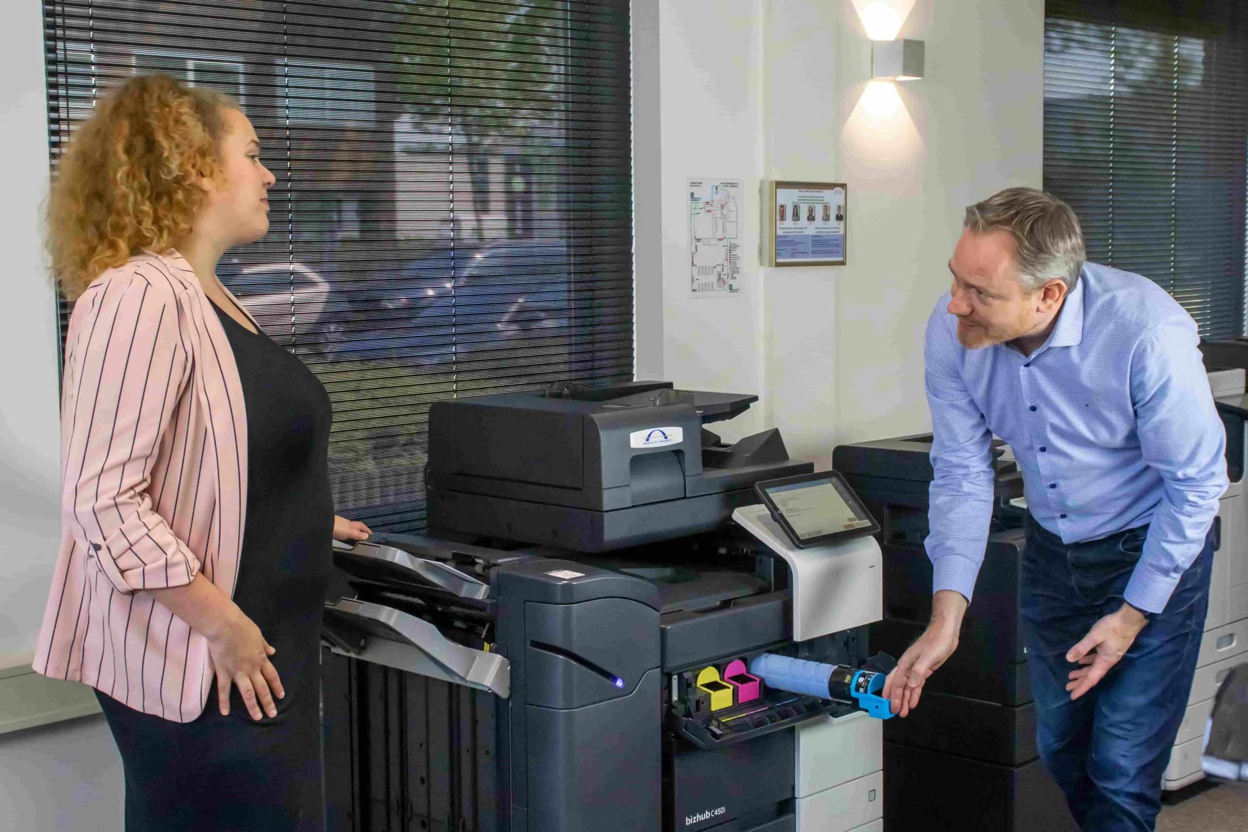 Twee collega's bij een printer