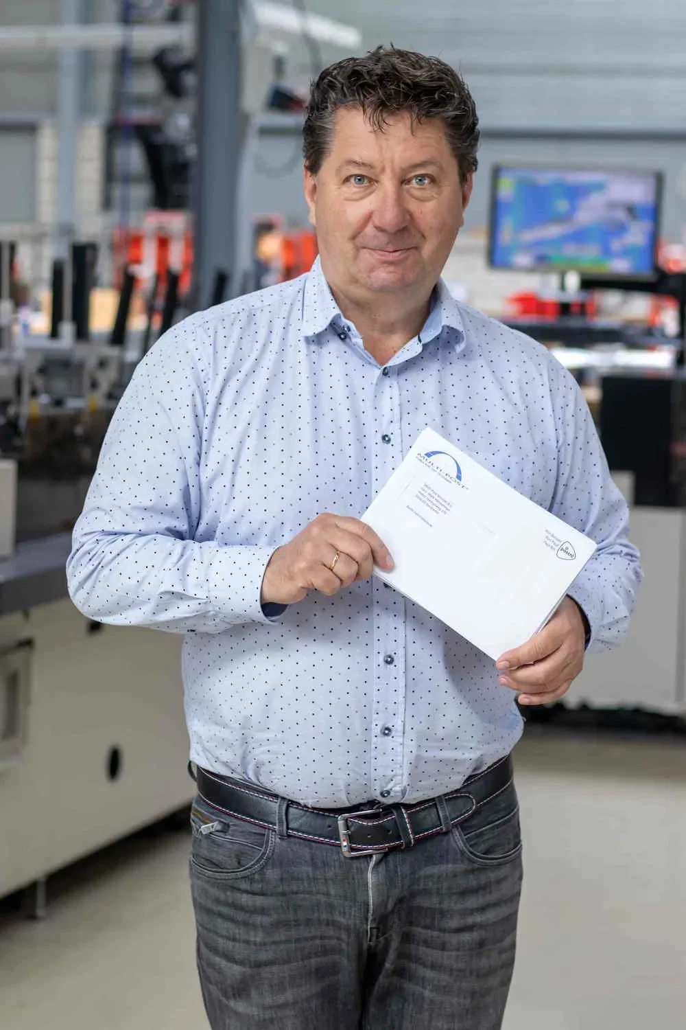 Aat van Gessel met envelop