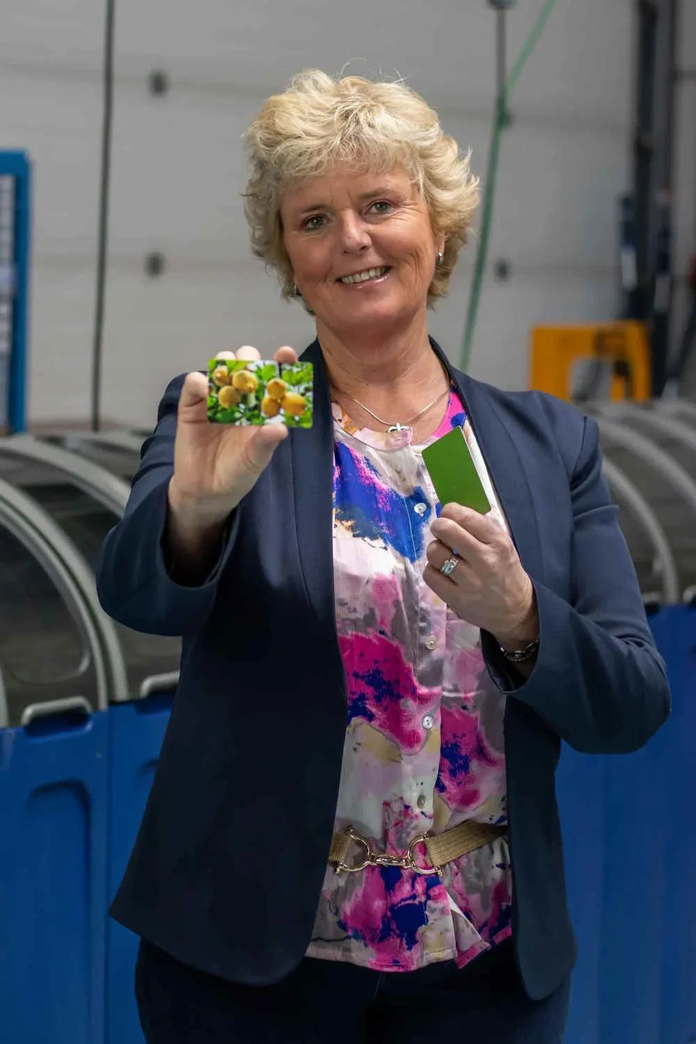 Elly ter Haar met plastic kaarten