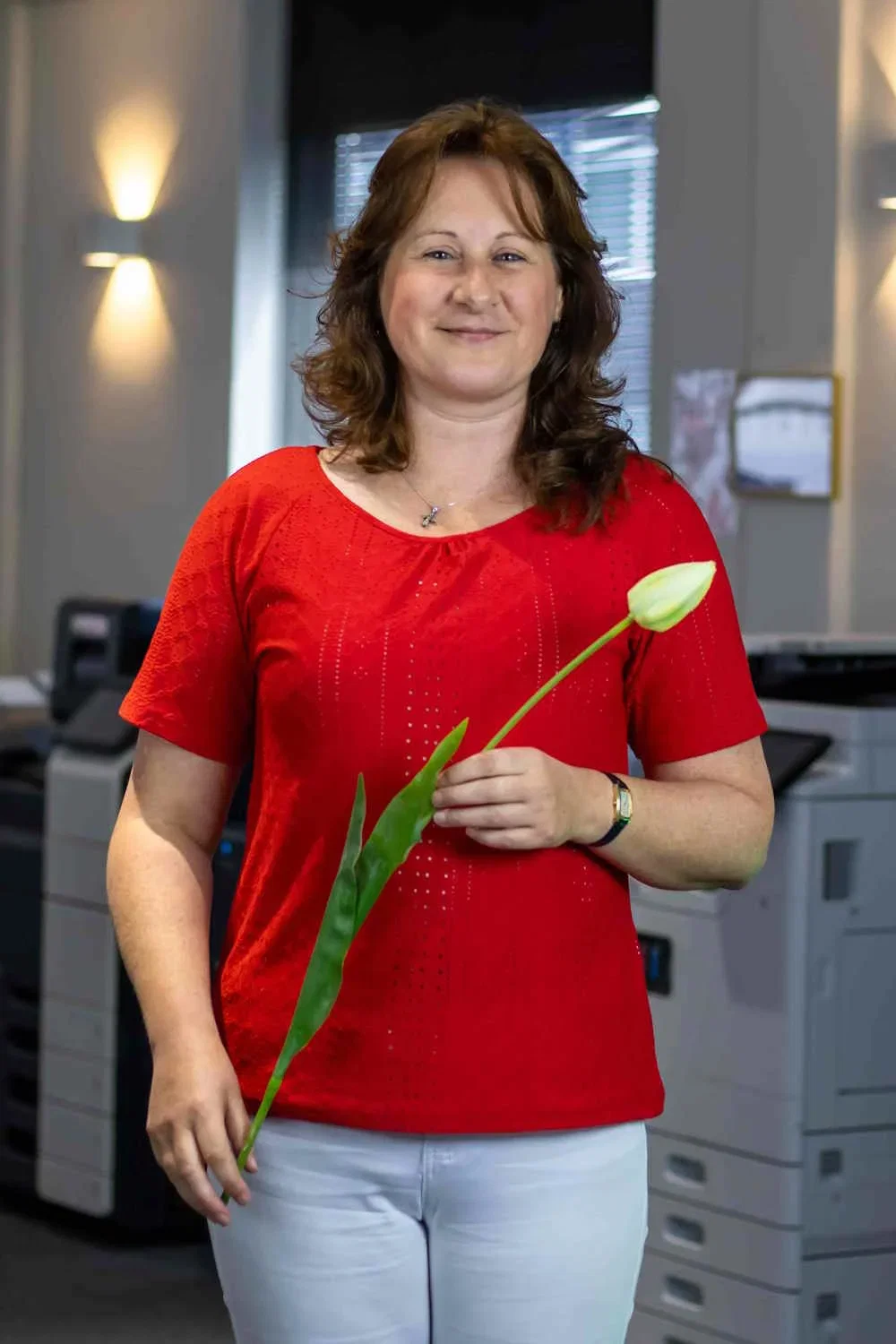 Hilda Heijboer met bloem