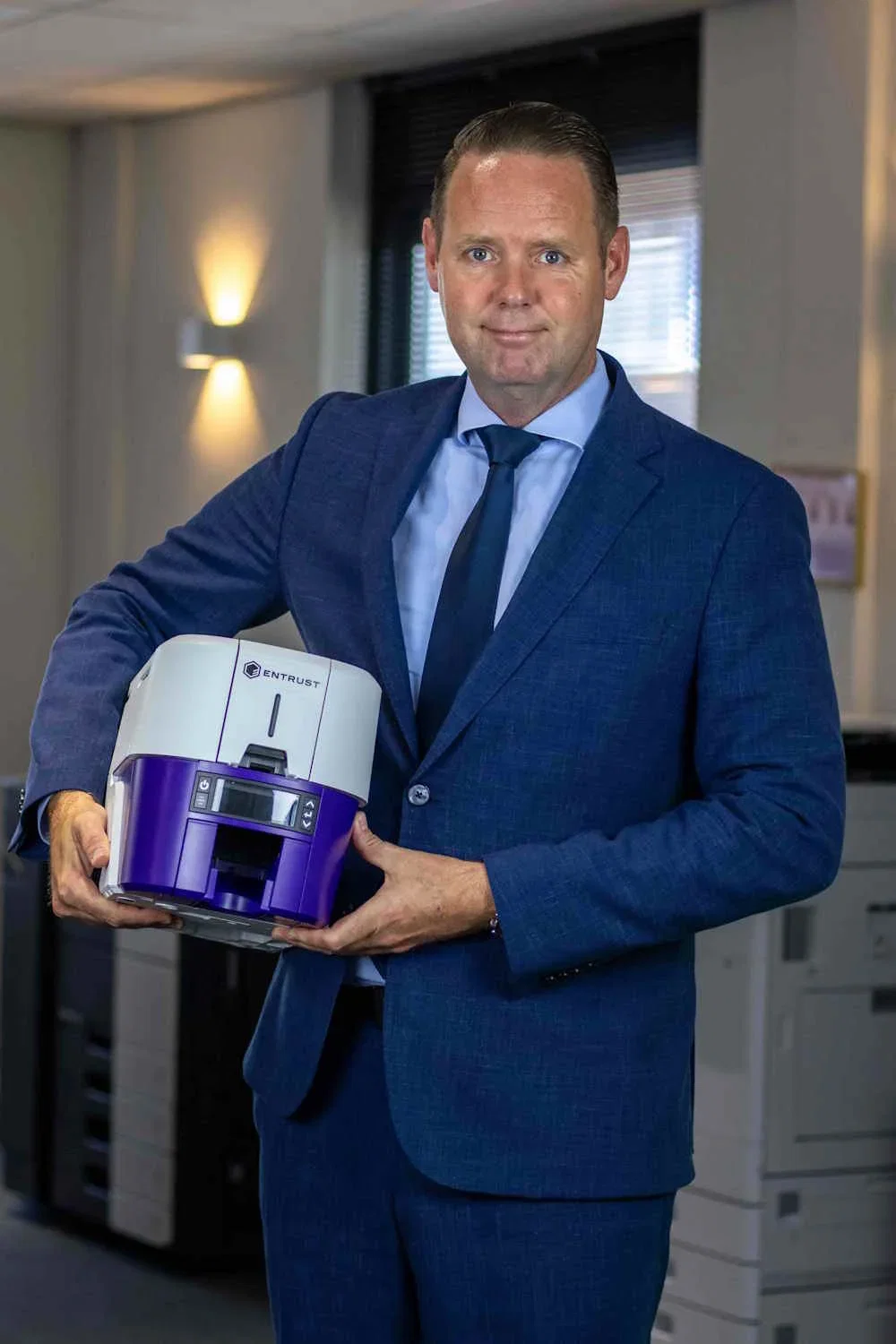 Kevin van der Graaf met een plastic kaart printer