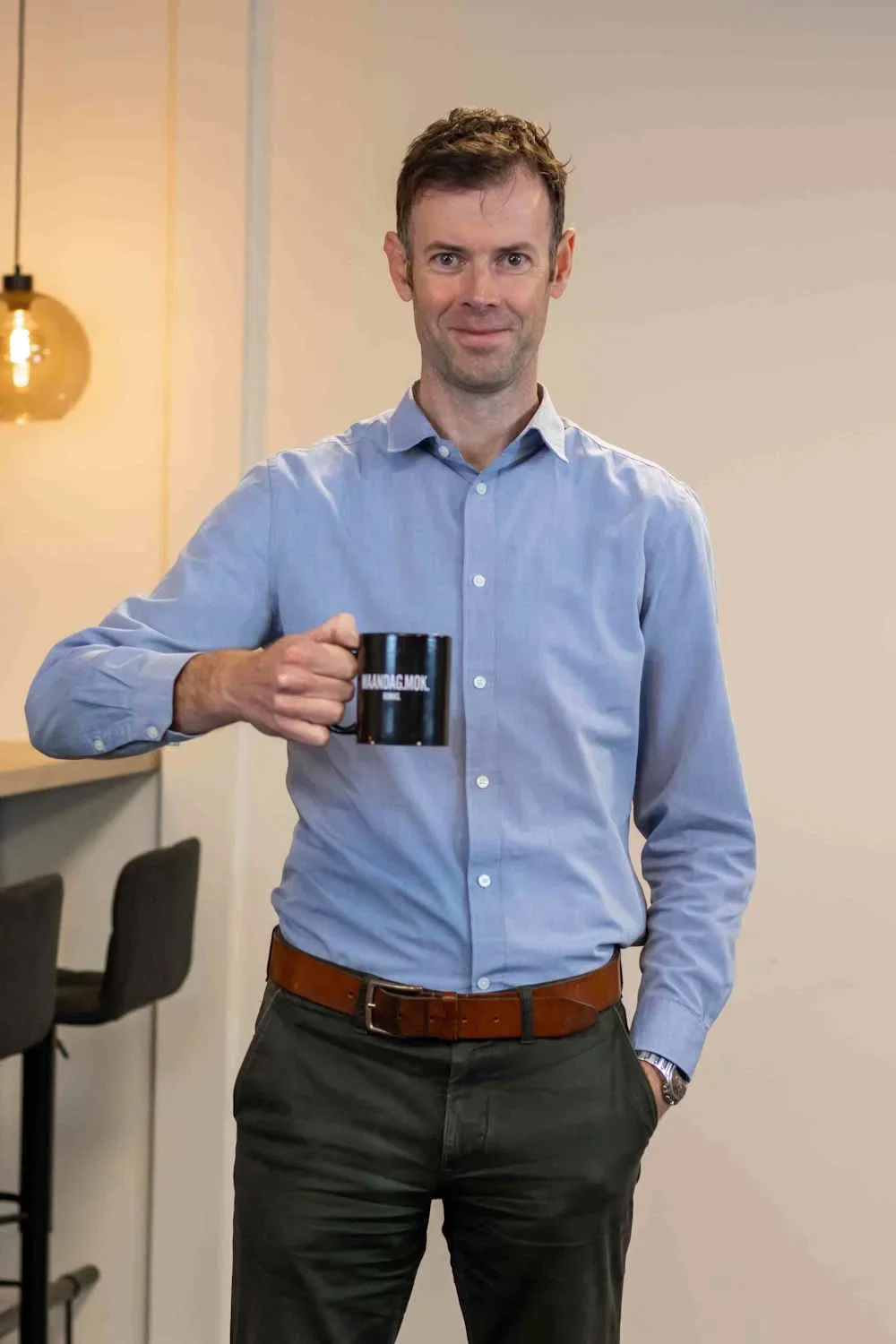 Mark van Hulst met een kop koffie