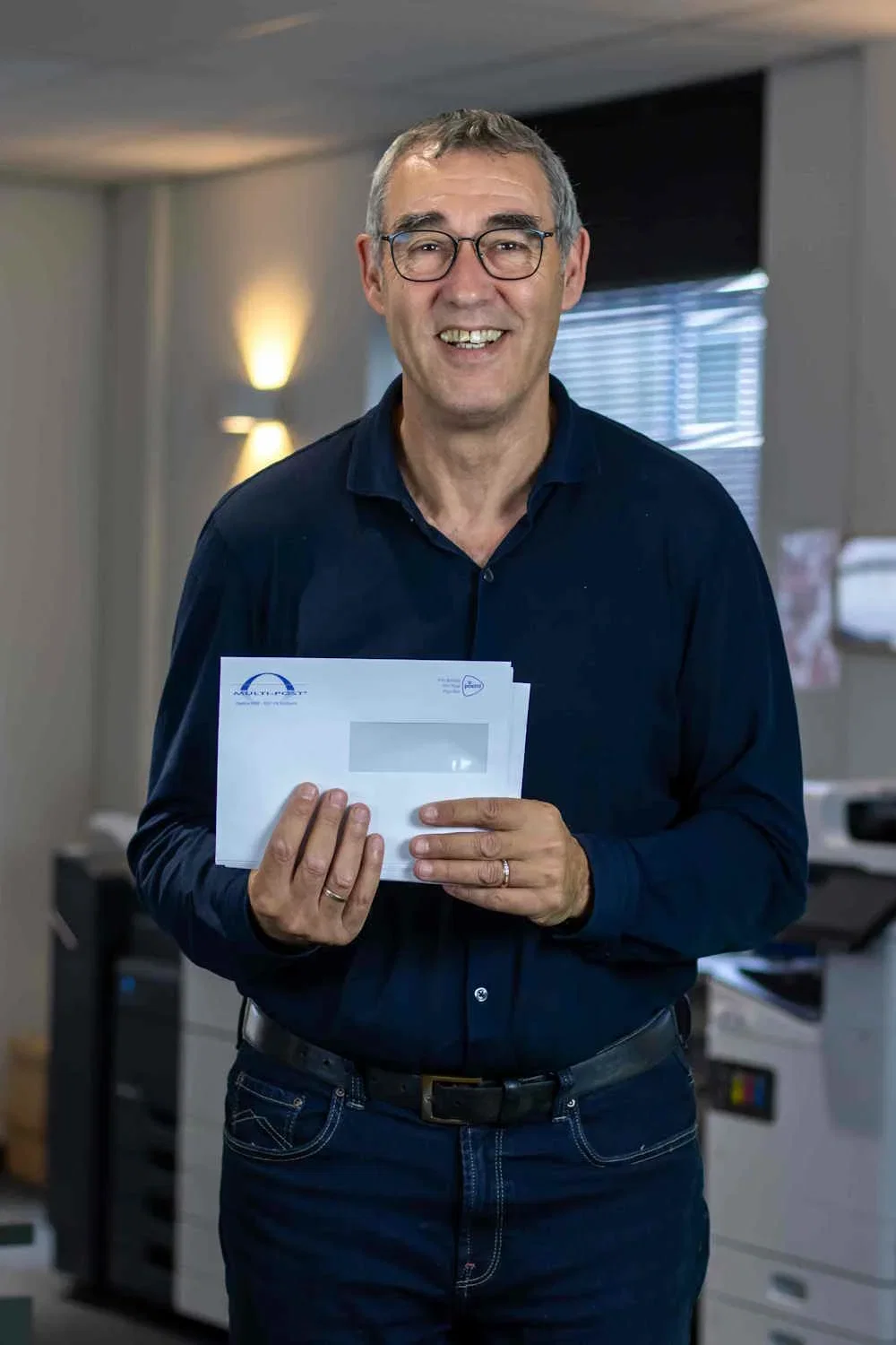 Michel van Beek met envelop