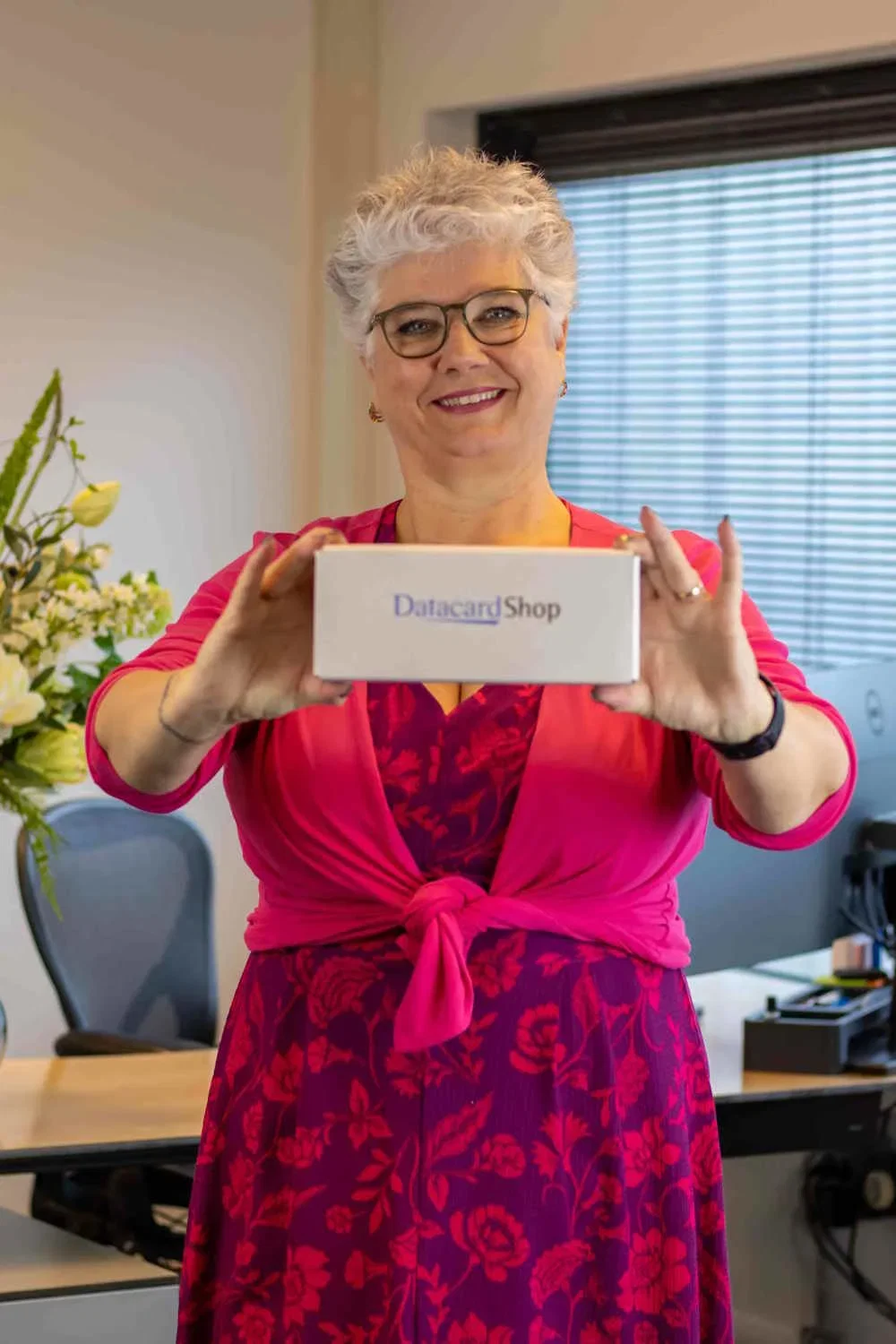 Monique de Koning met attribuut