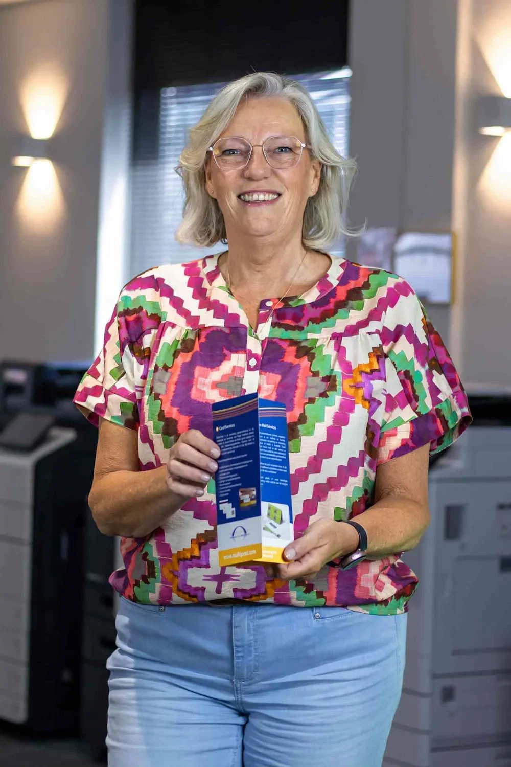 Petra Besems met een flyer