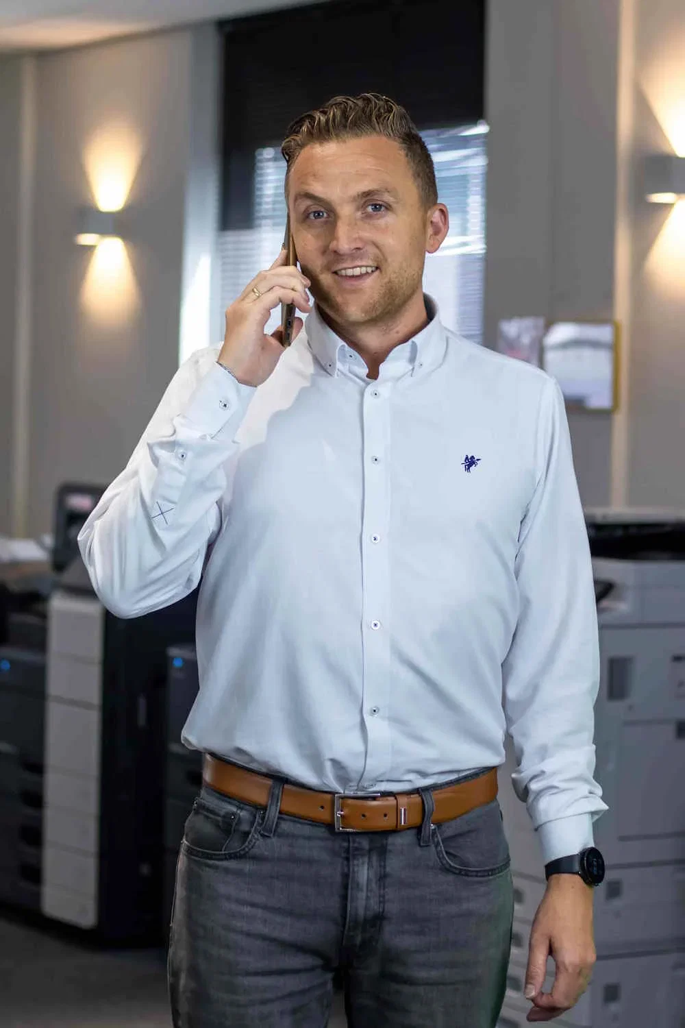 Vincent de Vries aan de telefoon