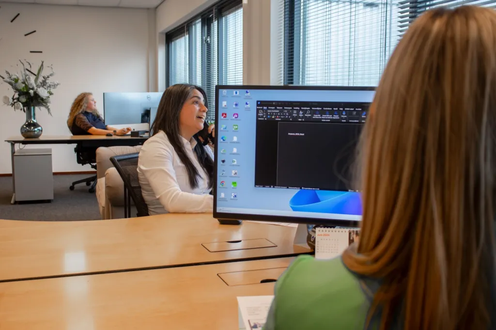 Collega's aan het werk achter hun bureau