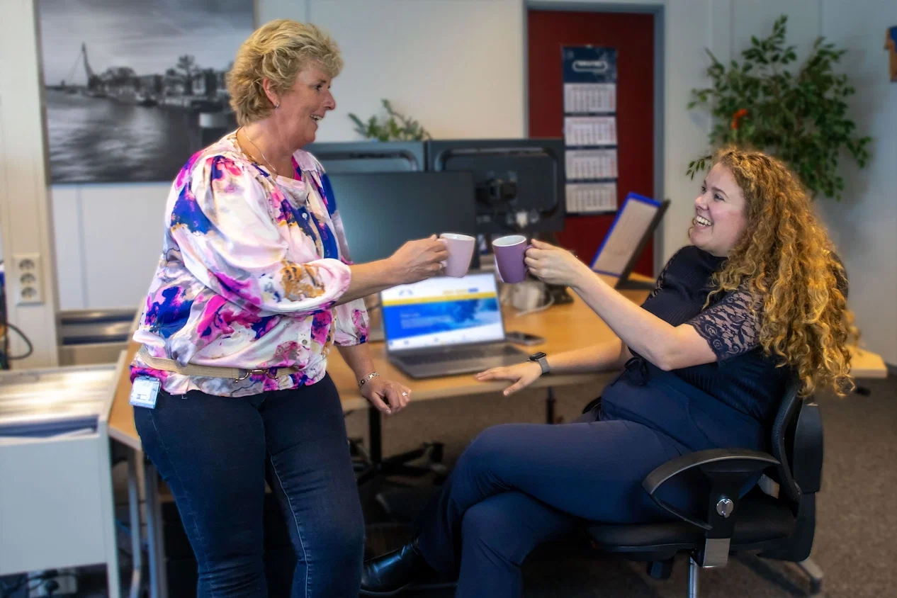 Twee collega’s die koffie drinken Twee collega's die koffie drinken