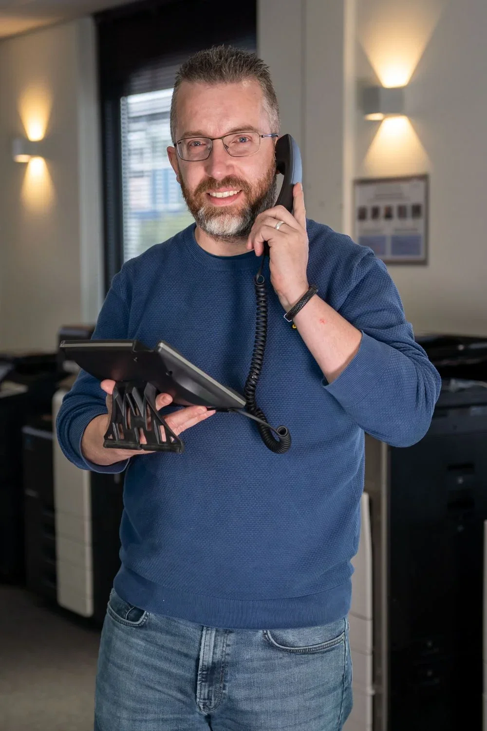 Michael Pover met telefoon