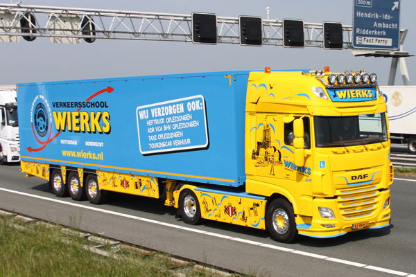 Trekker oplegger op snelweg blauw geel