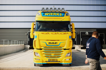 Daf truck Wierks geel met man rechts