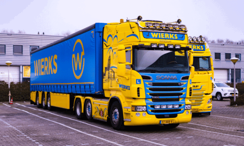 2 Wierks vrachtwagens geel blauw geparkeerd